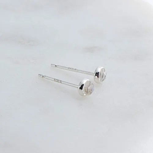 Vista 46 de Aretes pequeños de plata de ley para cartílago, tragus, hélix, múltiples piercings hipoalergénicos, piedra natal para mujer, juego de bisel