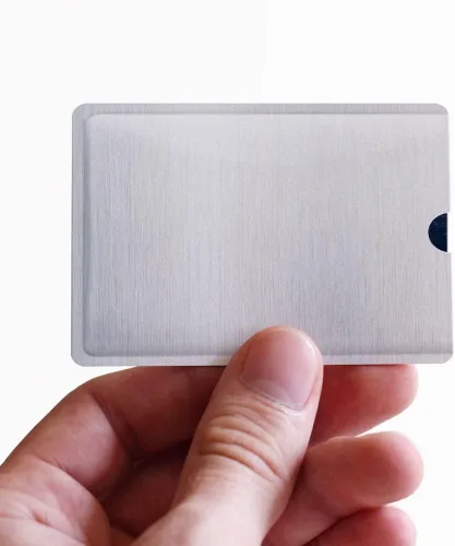 Vista 3 de Funda de seguridad RFID para 6 tarjetas de crédito y 3 pasaportes. Para usar en bolsillos o carteras., plateado, Cartera Rfid