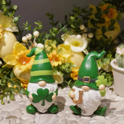 Vista 5 de Newman House Studio Decoraciones del día de San Patricio, decoración de gnomo, 2 figuras de gnomo de resina con herradura de trébol verde