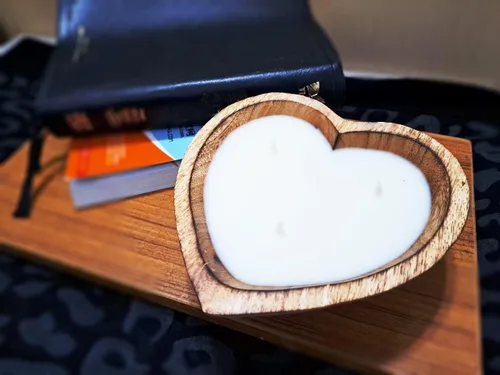 Vista 7 de Cuenco de madera con forma de corazón de 6 pulgadas, vela de cera de soja perfumada de vainilla y sándalo, 3 mechas de 5 onzas, cuencos de masa