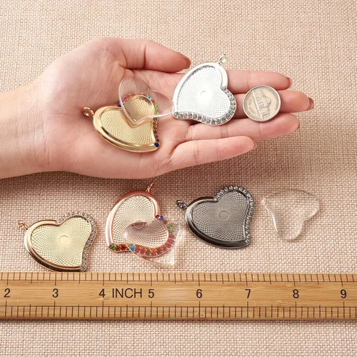 Vista 4 de Craftdady 20 bandejas colgantes de bisel de diamantes de imitación de corazón, base de camafeo, ajuste de cabujón, dijes en blanco de 1.831 x 1.575