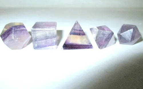 Vista 5 de Juegos de geometría sagrada de flurita púrpura azabache, folleto gratuito Jet International Crystal Therapy 5 piedras platónico sólido sólido grado