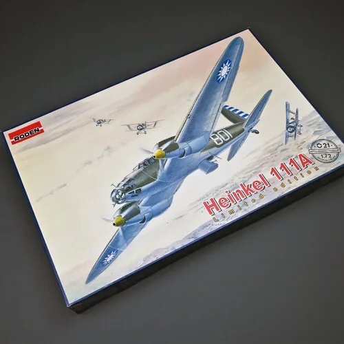 Vista 2 de Roden Heinkel He 111A - Kit de modelo de avión bombardero alemán