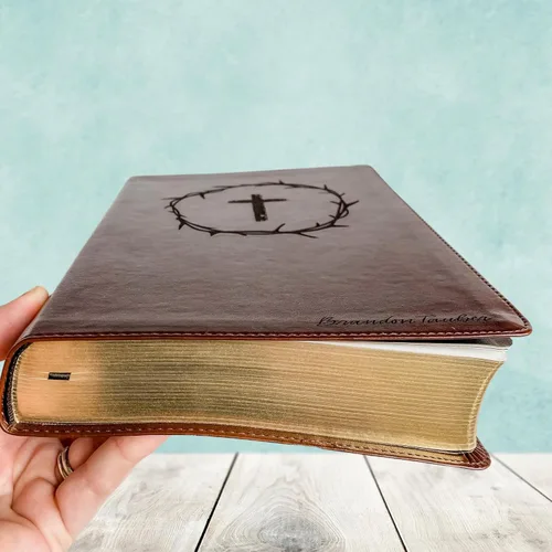 Vista 5 de Biblia amplia grabada a mano con letras y láser ESV, regalo personalizado, grabado de nombre personalizado disponible