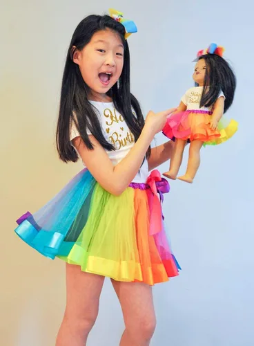Vista 5 de ZITA ELEMENT Ropa de cumpleaños para niñas, muñecas a juego, 1 camisa de algodón con lentejuelas arcoíris, 1 falda tutú arcoíris y 1 pinza