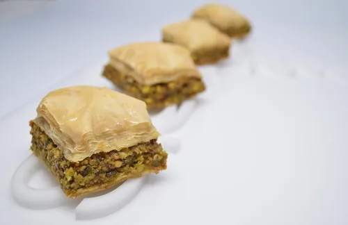 Vista 7 de Baklava Surtido de 4 libras – Auténtica caja de regalo de pastelería libanesa, recién horneada diariamente, pequeño postre gourmet, perfecta