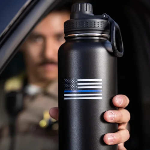 Vista 7 de Botella de agua aislada, negro, acero inoxidable, 32 onzas, diseño de bandera estadounidense de línea azul fina, boca ancha