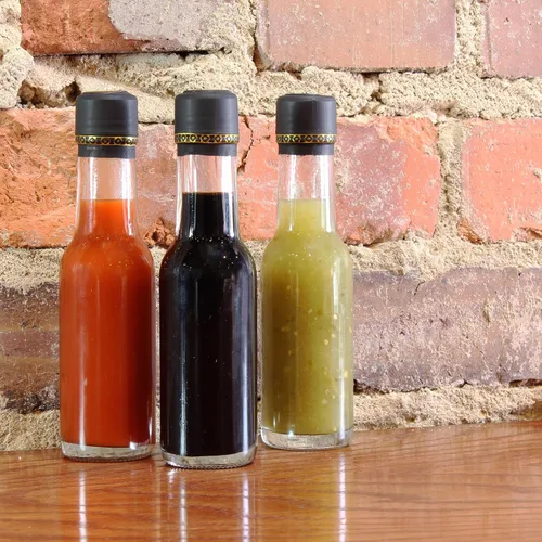 Vista 8 de Cornucopia Brands Mini botellas de salsa picante de 3 onzas (paquete de 24) botellas de salsa pequeña con tapas rojas, insertos de gotero y bandas