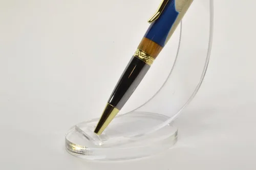 Vista 6 de Mickey Mantle Twist Pen titanio negro y titanio dorado está hecho con madera de los asientos de madera del Yankee Stadium y una muestra de un juego