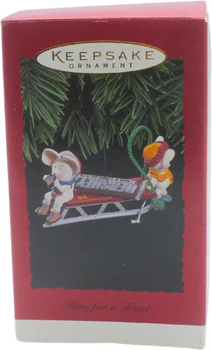 Vista 2 de Hallmark Adorno de recuerdo - Tiempo para un regalo (Hershey) 1996 (QX5464)