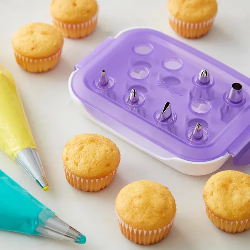 Vista 4 de Juego de puntas para glaseado Wilton para decoración de pasteles y cupcakes, 9 piezas con estuche de transporte 9-Piece Stainless Steel Tip Set