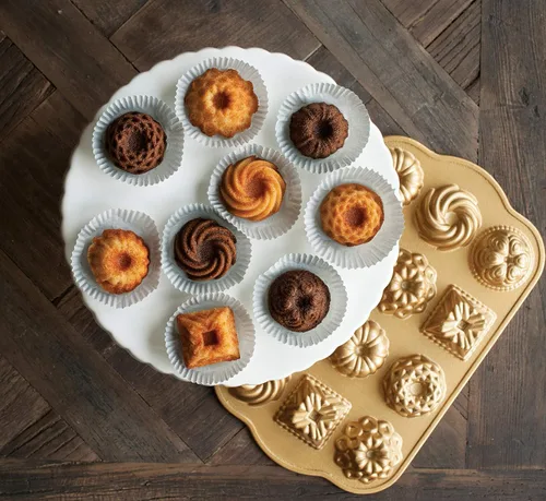 Vista 2 de Nordic Ware Charms Cast Bundt Pan, 1.2 Capacidad de la taza, Oro