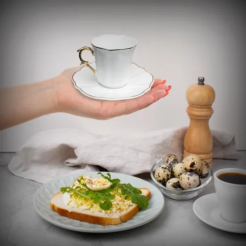 Vista 5 de Brew To A Tea Juego de 6 tazas de café turco de porcelana con platillos, color blanco con diseño de ribete dorado y caja de regalo, aptas