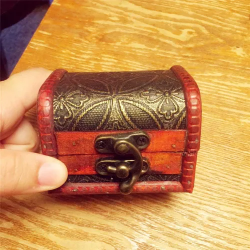 Vista 5 de Hofumix - Joyero con pequeño cofre del tesoro, caja vintage hecha a mano para anillos de madera, caja con mini cerradura de metal para almacenar