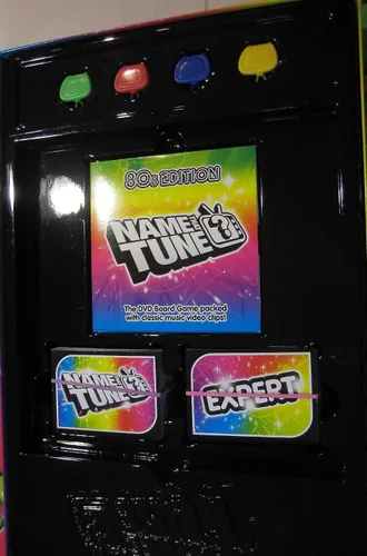 Vista 4 de Juego de mesa con DVD Name That Tune, edición de los años 80 por Imagination