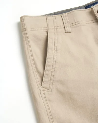 Vista 2 de Chaps Pantalones cortos para hombre - Pantalones cortos caqui de ajuste clásico - Parte delantera plana por encima de la rodilla Pantalones cortos