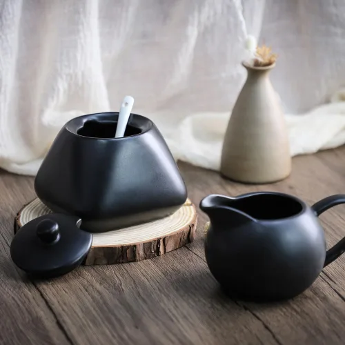Vista 5 de Crema simple de cerámica mate con asa, jarra pequeña de leche para café, 8 onzas, color negro