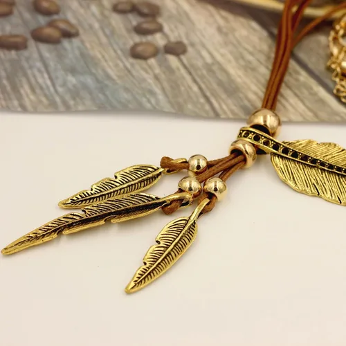 Vista 2 de Collar con colgante de plumas y hojas de estilo bohemio, accesorios de moda para mujer