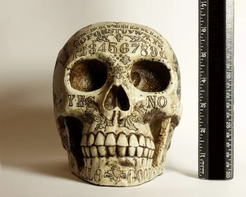 Vista 5 de Pins & Bones Ouija Skull, tablero Ouija detallado hecho a mano gótico decoración del hogar calavera