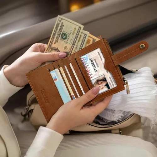 Vista 9 de Billetera de cuero para mujeres, billetera pequeña con bloqueo RFID para mujeres, billetera compacta de dos pliegues con tarjetero, ventana