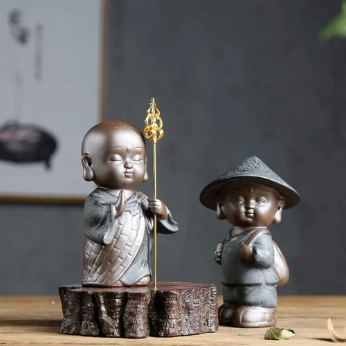 Vista 2 de KJYHXX Little Cute Monk - Figuras de cerámica – Adorables estatuas de monje de porcelana marrón (estilos de escoba/personal/bolsa) – Escritorio