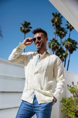 Vista 5 de Mojito - Camisa de manga larga para hombre, 100% lino, diseño de guayabera, con ribete floral en contraste y bordado azul