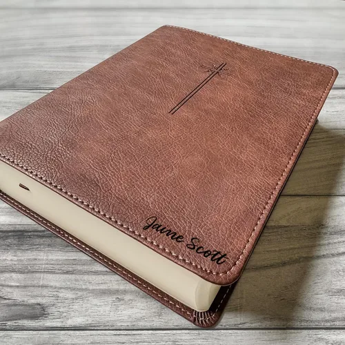 Vista 3 de Biblia personalizada NIV para hacer anotaciones, marrón con gran cruz, opción de personalizar con nombre escrito a mano en la portada..