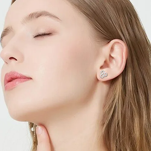 Vista 2 de Aretes de plata de ley para mujer Aretes de corazón celta con nudo cruzado triangular, aretes hipoalergénicos para mujeres y niñas, joyería