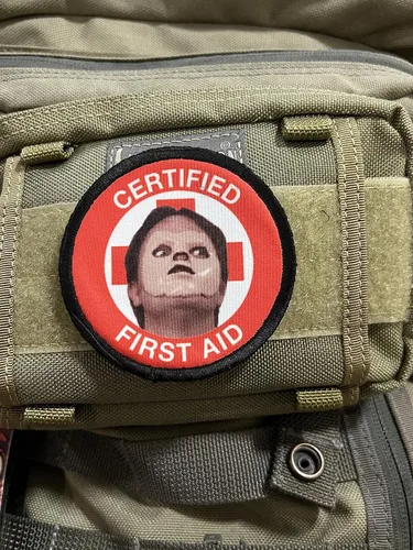 Vista 4 de Parche divertido de primeros auxilios certificado por Dwight Schrute fabricado en los Estados Unidos