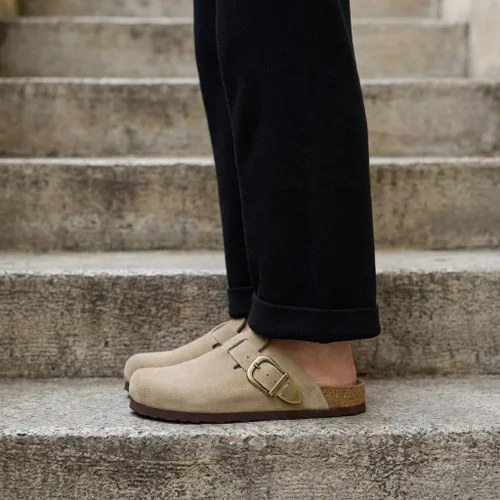 Vista 5 de CUSHIONAIRE Hamlet Zuecos de gamuza de cuero genuino para mujer, zapatos sin cordones con correa de hebilla de metal detallada y plantilla de espuma