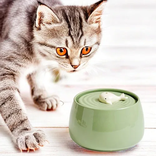Vista 2 de Fuente de agua de cerámica para gatos de 45 onzas con diseño de ballena, cuenco silencioso para mascotas, sistema de doble filtración de carbón