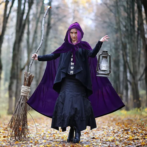 Vista 6 de Hercicy 5 piezas de disfraz de Halloween para cosplay, incluye capa morada de longitud completa con capucha para mujer, peluca corta morada