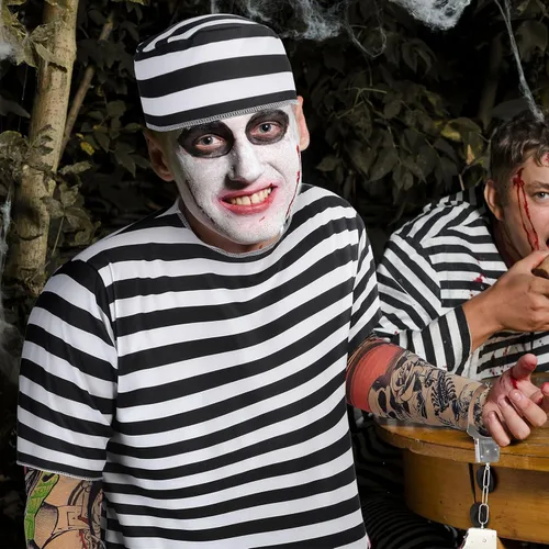 Vista 5 de Liitrsh 4 piezas de disfraz de prisionero de Halloween a rayas, mono de prisión con mangas de tatuaje, esposas y puño para el pie