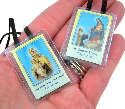 Vista 3 de Medallas de Escapulario de Tela Marrón Laminada en Cadena de Cuerda, 16 Pulgadas