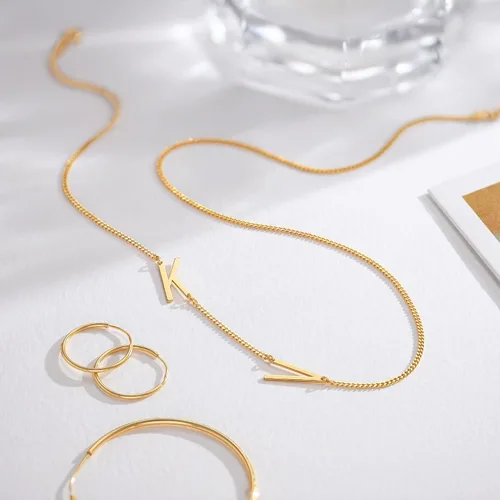 Vista 2 de Oak&Luna - Collar personalizado con inicial lateral con hasta 2 iniciales personalizadas, joyería fina, plata de ley 925, vermeil dorado, regalo