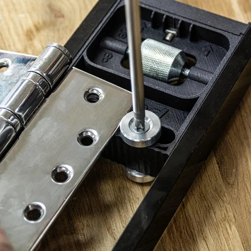 Vista 7 de Kit de Instalación de Puerta Trend, Incluye Plantilla Ajustable AnyDoor Jig (2'6"–9'), Elevador Operado con el Pie, Soporte y Broca de Router