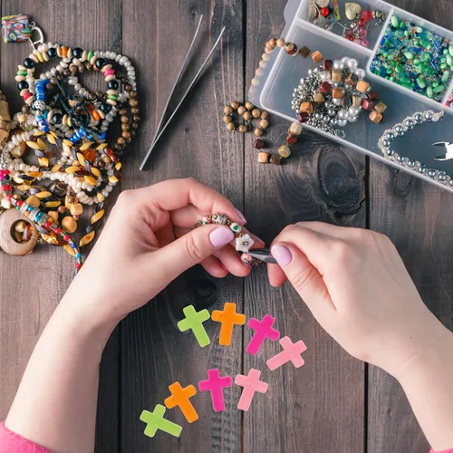 Vista 7 de Joyería para hombre, 100 cuentas de cruz acrílicas, dijes de cruz coloridos, cuentas espaciadoras, cuentas acrílicas para hacer joyas, collares
