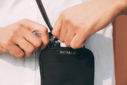 Vista 5 de NOMATIC Bolsa de acceso negra eslinga versátil, mensajero antirrobo y bolsa cruzada para mujeres y hombres, perfecta para uso diario, eslinga