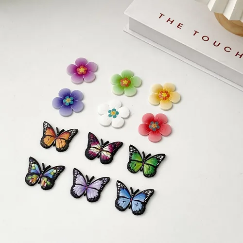 Vista 2 de Dijes de flores para niñas, dijes de mariposa y letras, dijes de margaritas para adultos, perfectos para regalos lindos de niña
