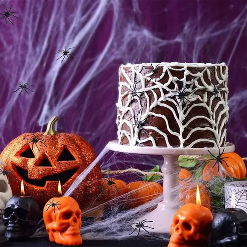 Vista 5 de BAINFE 100 arañas de plástico realistas de Halloween, arañas falsas negras, pequeños juguetes de araña para broma casa embrujada, suministros