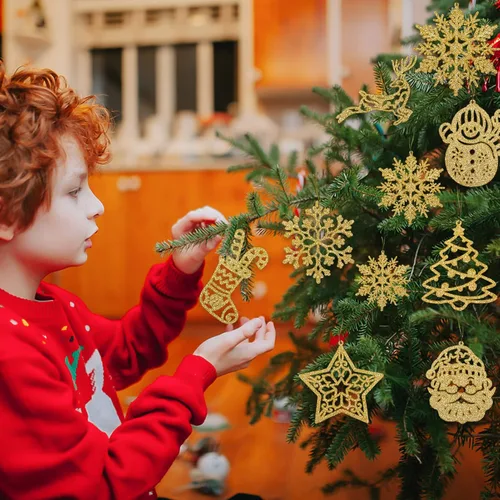 Vista 5 de Adorno de copo de nieve dorado para decoración de árbol de Navidad, 42 piezas de plástico con purpurina dorada, calcetín de copos de nieve dorados