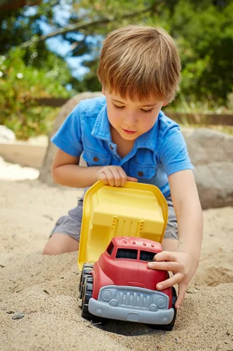 Vista 5 de Green Toys Camión volquete en amarillo y rojo, sin BPA, sin ftalatos, juguetes para el desarrollo de habilidades motoras gruesas/finas. Juego