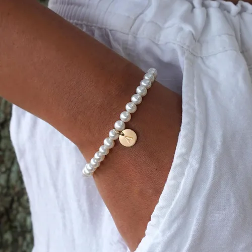 Vista 2 de Ursteel Pulsera de Perlas con Inicial para Mujer - Delicada Pulsera de Cuentas de Perlas con Letra Chapada en Oro de 14 Quilates para Mujer