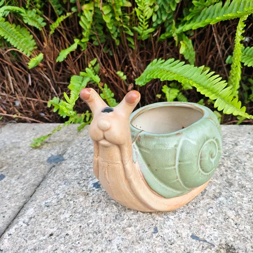 Vista 2 de Ceramic Animal Snail Shaped Flower Pot - Unique and Charming Home Decor (5.9" Bronze)