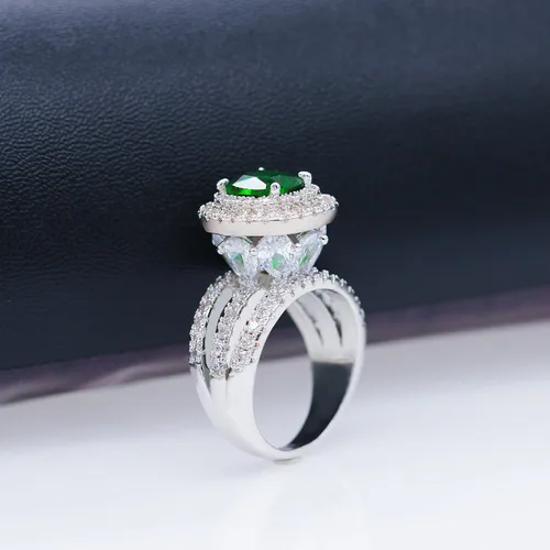 Vista 2 de Uloveido Anillo de cóctel grande con halo de imitación de esmeralda con cristal verde para mujer, fiesta, aniversario, RJ213, Cristal Metal