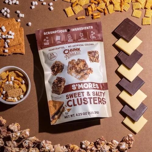 Vista 6 de Chunk Nibbles S'mores Snack Clusters - Golosinas inspiradas en fogatas con malvaviscos, galletas Graham, pretzels y chocolate, lote pequeño, hecho a