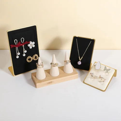 Vista 6 de GemeShou Soporte de anillo de madera blanca, soporte de anillo de terciopelo para joyas, bonito soporte de exhibición de anillos para vender