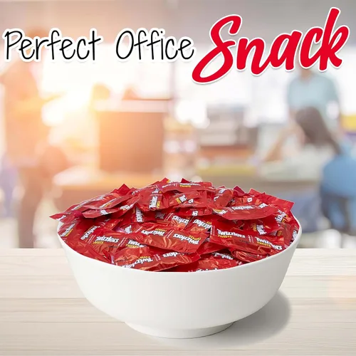 Vista 6 de Caramelo de regaliz Strawberry Twists – Bolsa de 1 libra (aproximadamente 44 piezas), golosinas dulces y masticables envueltas individualmente