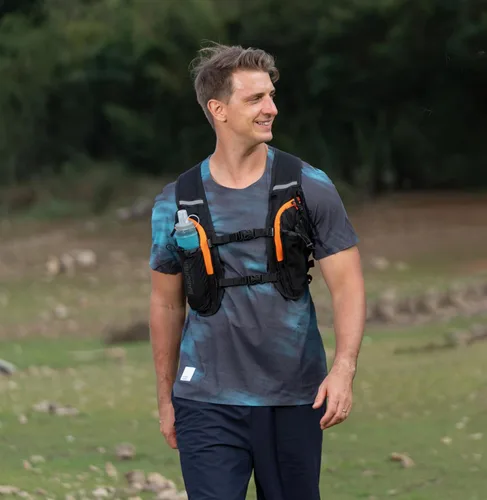 Vista 8 de MARCHWAY Mochila de hidratación ligera con correas estilo chaleco y bolsa de agua de TPU de 2.5 L, versátil y elegante paquete de múltiples