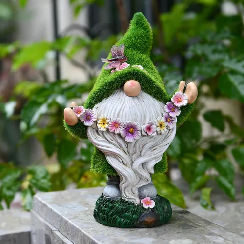 Vista 7 de DiliComing Decoración de gnomos flocados de jardín para patio, estatua de gnomo de musgo verde artificial con luz solar, escultura enana para patio